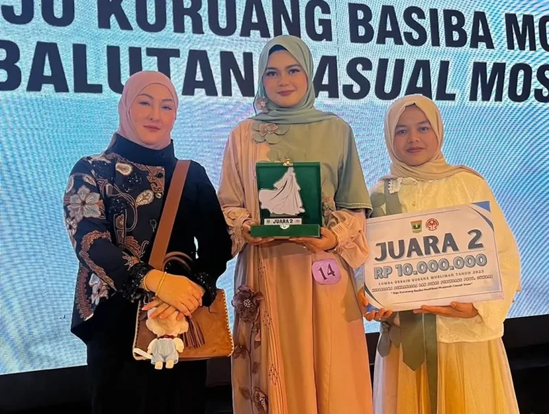 Desainer muda asal Kota Padang Panjang berhasil meraih juara II Lomba Desain Busana Muslim se-Sumbar. (Foto: Kominfo Padang Panjang)