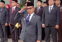 Wakil Bupati Pessel Risnaldi Ibrahim menjadi pembina upacara Hari Pahlawan, Senin (10/11). (Foto: Dok. Prokopim)