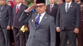 Wakil Bupati Pessel Risnaldi Ibrahim menjadi pembina upacara Hari Pahlawan, Senin (10/11). (Foto: Dok. Prokopim)