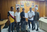 Ketua KONI Sumbar, Hamdanus menyerahkan SK kepengurusan KONI Pessel 2025-2030 kepada Ketua M Adli. (Foto: Dok. Humas KONI)
