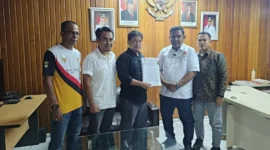 Ketua KONI Sumbar, Hamdanus menyerahkan SK kepengurusan KONI Pessel 2025-2030 kepada Ketua M Adli. (Foto: Dok. Humas KONI)
