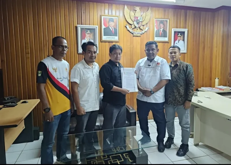 Ketua KONI Sumbar, Hamdanus menyerahkan SK kepengurusan KONI Pessel 2025-2030 kepada Ketua M Adli. (Foto: Dok. Humas KONI)