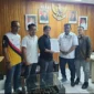 Ketua KONI Sumbar, Hamdanus menyerahkan SK kepengurusan KONI Pessel 2025-2030 kepada Ketua M Adli. (Foto: Dok. Humas KONI)