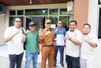 Bupati Pessel, Hendrajoni saat menerima SK pengurus KONI Pessel Periode 2025-2029 dari Ketua KONI, M Adli. (Foto: Dok. Prokopim) 