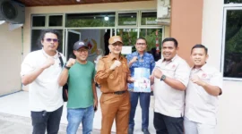 Bupati Pessel, Hendrajoni saat menerima SK pengurus KONI Pessel Periode 2025-2029 dari Ketua KONI, M Adli. (Foto: Dok. Prokopim) 