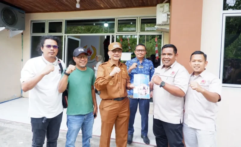 Bupati Pessel, Hendrajoni saat menerima SK pengurus KONI Pessel Periode 2025-2029 dari Ketua KONI, M Adli. (Foto: Dok. Prokopim) 