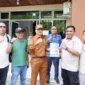 Bupati Pessel, Hendrajoni saat menerima SK pengurus KONI Pessel Periode 2025-2029 dari Ketua KONI, M Adli. (Foto: Dok. Prokopim) 