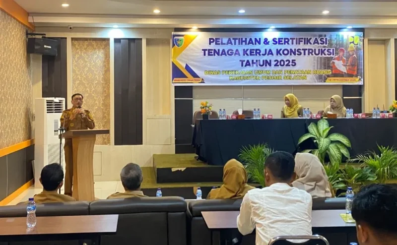 Bupati Pessel, Hendrajoni saat menyampaikan arahan. (Foto: Dok. Prokopim)