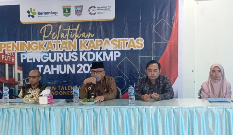 Bupati Pasbar Yulianto membuka kegiatan Peningkatan Kapasitas Pengurus KDKMP, Kamis (20/11). (Foto: Diskominfo Pasbar)