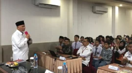 Gubernur Sumbar Mahyeldi saat membuka Pembinaan Karakter Siswa ADEM 3T Tahun 2025 di Edotel Bundo Kandung, SMKN 9 Padang, Rabu (19/11/2025). (Foto: ADPSB)