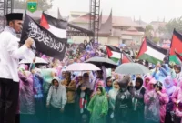 Wakil Wali Kota, Allex Saputra berorasi pada Aksi Bela Palestina dan Konser Amal di Lapangan Chatib Sulaiman Bancalaweh, Minggu (23/11/2025). (Foto: Kominfo Padang Panjang)