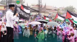 Wakil Wali Kota, Allex Saputra berorasi pada Aksi Bela Palestina dan Konser Amal di Lapangan Chatib Sulaiman Bancalaweh, Minggu (23/11/2025). (Foto: Kominfo Padang Panjang)
