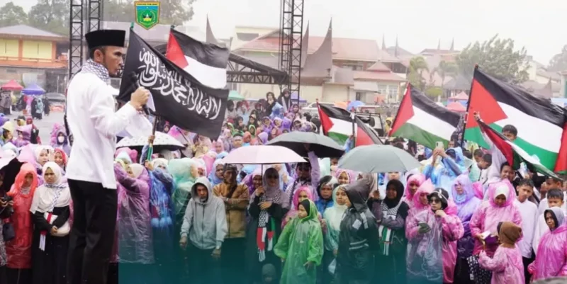 Wakil Wali Kota, Allex Saputra berorasi pada Aksi Bela Palestina dan Konser Amal di Lapangan Chatib Sulaiman Bancalaweh, Minggu (23/11/2025). (Foto: Kominfo Padang Panjang)