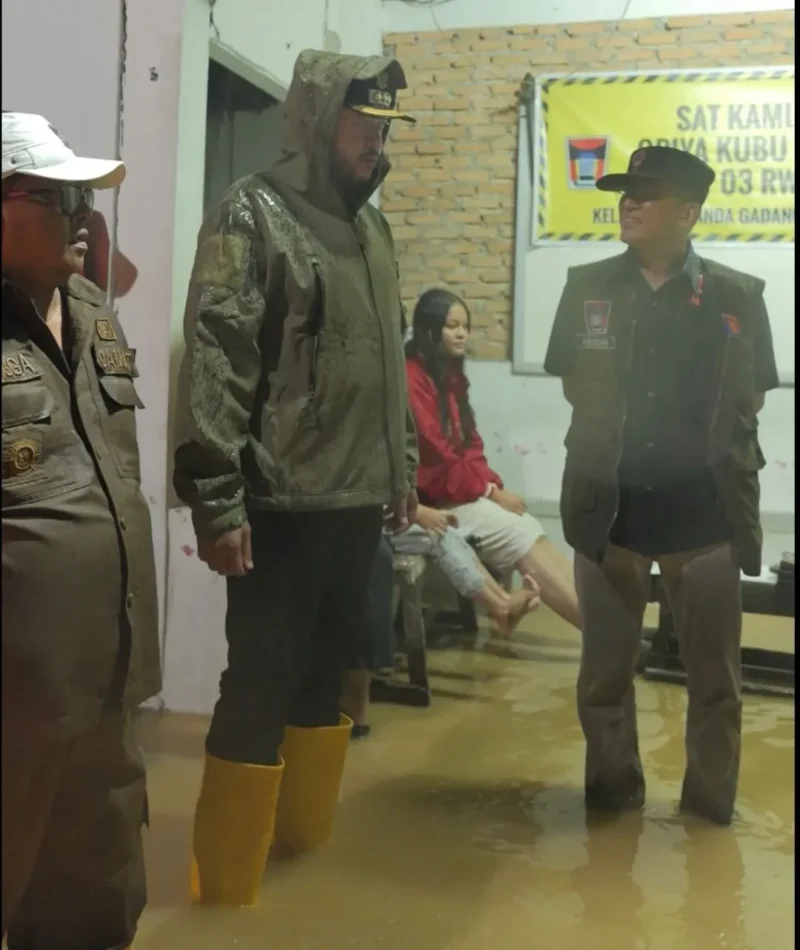 Wali Kota Padang Fadly Amran memantau kondisi wilayah terdampak banjir di Kecamatan Nanggalo, Selasa dini hari (25/11/2025). (Foto: Prokopim Padang)