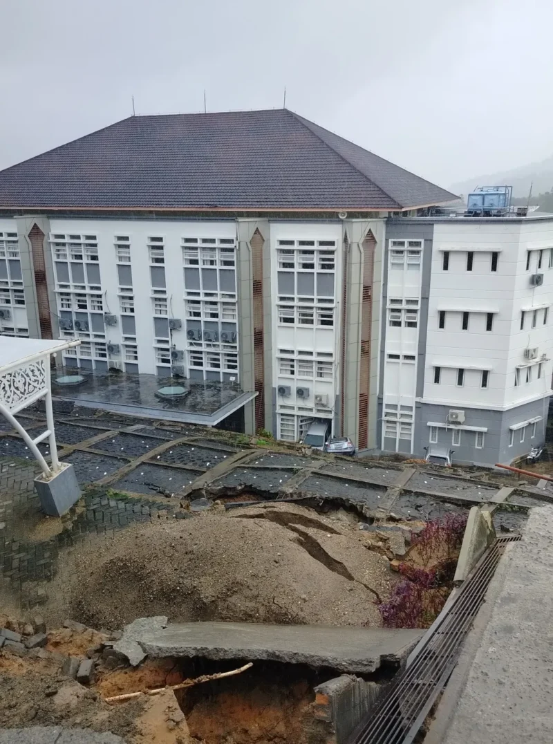 Kondisi Gedung FEBI UIN Imam Bonjol Padang di kawasan kampus Sungai Bangek, Balai Gadang, Kecamatan Koto Tangah, Selasa (25/11/2025). (Foto: Ist)
