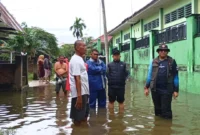 Sekdako Padang Andree Algamar meninjau salah satu titik banjir di Kota Padang, Selasa (25/11/2025). (Foto: Ist)
