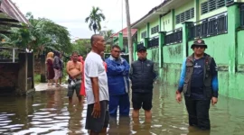 Sekdako Padang Andree Algamar meninjau salah satu titik banjir di Kota Padang, Selasa (25/11/2025). (Foto: Ist)

