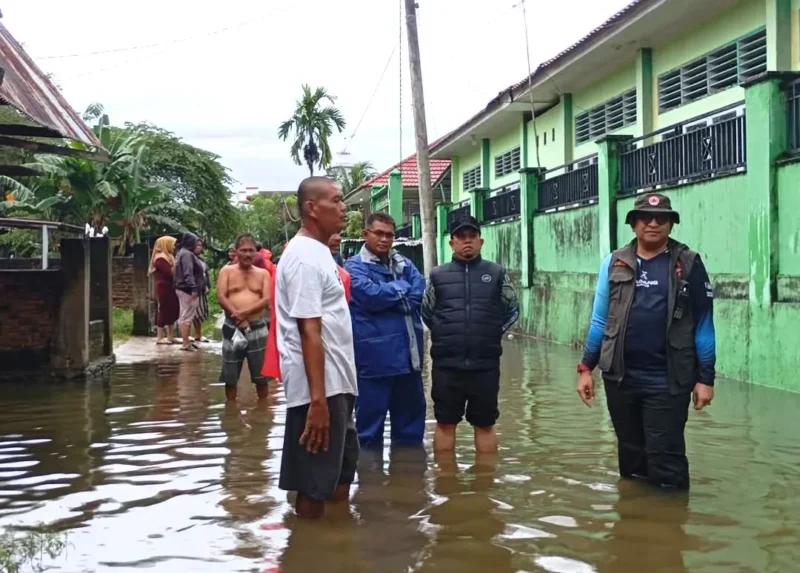 Sekdako Padang Andree Algamar meninjau salah satu titik banjir di Kota Padang, Selasa (25/11/2025). (Foto: Ist)
