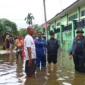 Sekdako Padang Andree Algamar meninjau salah satu titik banjir di Kota Padang, Selasa (25/11/2025). (Foto: Ist)
