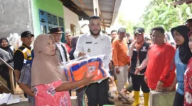 Wali Kota Padang Fadly Amran
meninjau korban bencana banjir di Kelurahan Lambung Bukik, Kecamatan Pauh, Rabu (26/11/2025). (Foto: Prokopim Padang)