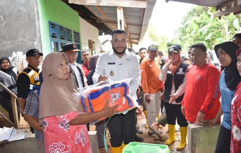 Wali Kota Padang Fadly Amran
meninjau korban bencana banjir di Kelurahan Lambung Bukik, Kecamatan Pauh, Rabu (26/11/2025). (Foto: Prokopim Padang)