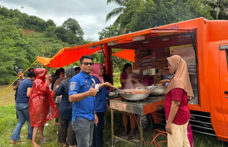 Satu titik dapur umum di Kecamatan Koto XI Tarusan. (Foto: Dok. BPBD)