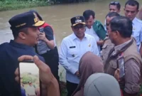 Wagub Sumbar, Vasko Ruseimy didampingi Wabup Pessel, Risnaldi saat meninjau warga terdampak banjir di Kecamatan Bayang. (Foto: Dok. Kominfo)