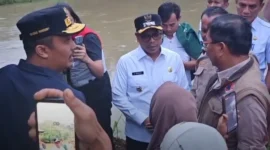Wagub Sumbar, Vasko Ruseimy didampingi Wabup Pessel, Risnaldi saat meninjau warga terdampak banjir di Kecamatan Bayang. (Foto: Dok. Kominfo)