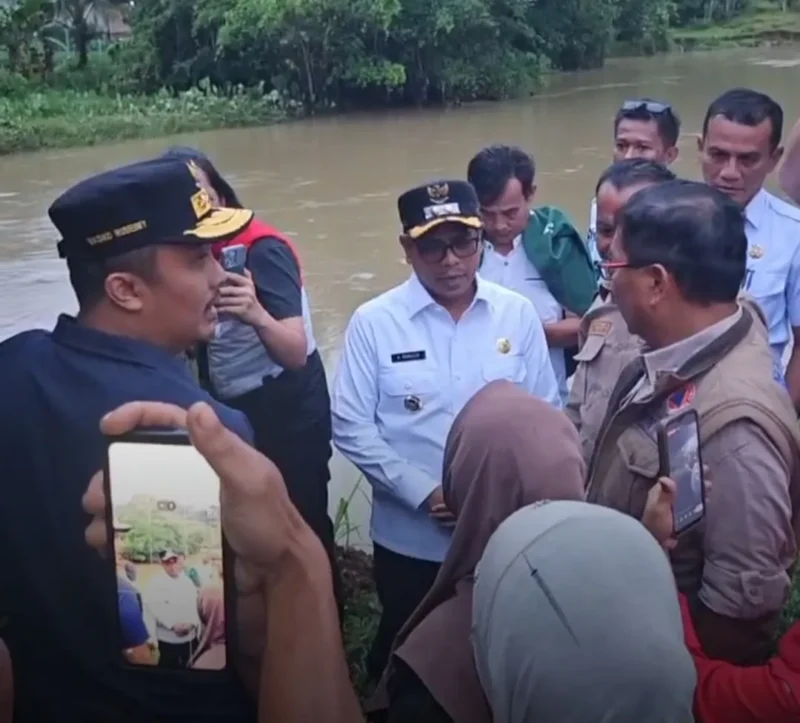 Wagub Sumbar, Vasko Ruseimy didampingi Wabup Pessel, Risnaldi saat meninjau warga terdampak banjir di Kecamatan Bayang. (Foto: Dok. Kominfo)