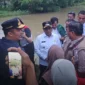 Wagub Sumbar, Vasko Ruseimy didampingi Wabup Pessel, Risnaldi saat meninjau warga terdampak banjir di Kecamatan Bayang. (Foto: Dok. Kominfo)