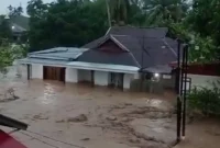 Kota Padang dilanda bencana banjir, longsor, dan angin kencang melanda. (Foto: WAG Pusdalops BPBD Padang)