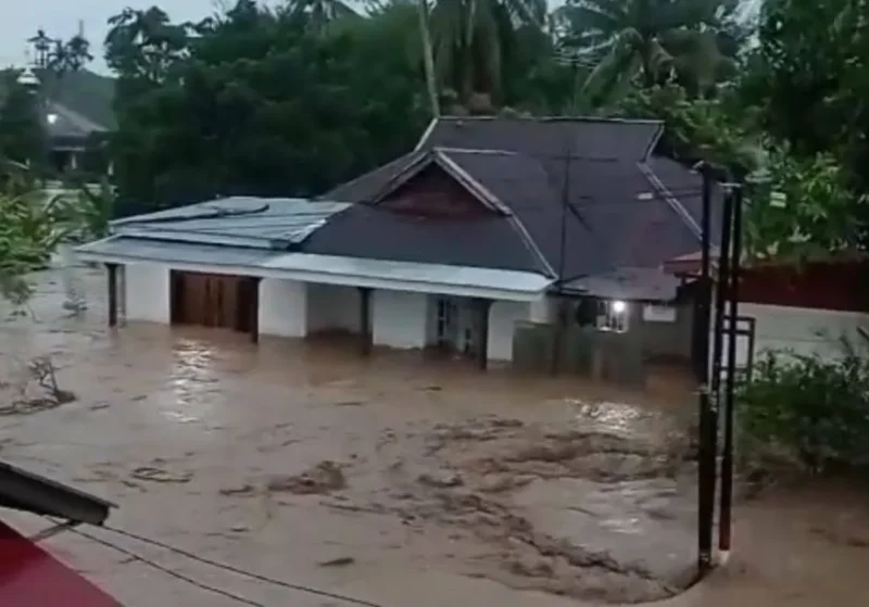 Kota Padang dilanda bencana banjir, longsor, dan angin kencang melanda. (Foto: WAG Pusdalops BPBD Padang)