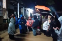 Anggota DPR RI, Lisda Hendrajoni (mantel biru) saat turun langsung menemui warga terdampak banjir. (Foto: Dok. TA)