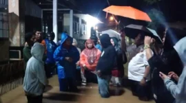 Anggota DPR RI, Lisda Hendrajoni (mantel biru) saat turun langsung menemui warga terdampak banjir. (Foto: Dok. TA)