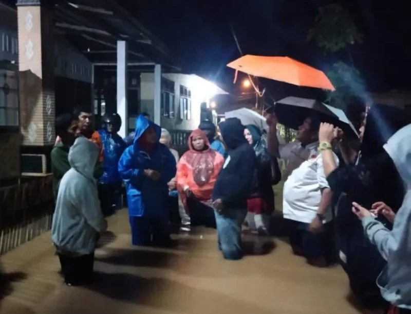 Anggota DPR RI, Lisda Hendrajoni (mantel biru) saat turun langsung menemui warga terdampak banjir. (Foto: Dok. TA)