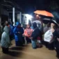 Anggota DPR RI, Lisda Hendrajoni (mantel biru) saat turun langsung menemui warga terdampak banjir. (Foto: Dok. TA)
