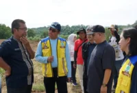 Tim Kementerian PU meninjau lokasi pembangunan Sekolah Rakyat (SR) di Nagari Sungai Kambut, Kecamatan Pulau Punjung, Jumat (21/11/2025). (Foto: Pemkab Dharmasraya)