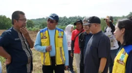 Tim Kementerian PU meninjau lokasi pembangunan Sekolah Rakyat (SR) di Nagari Sungai Kambut, Kecamatan Pulau Punjung, Jumat (21/11/2025). (Foto: Pemkab Dharmasraya)