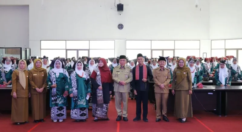 Wakil Wali Kota Padang, Maigus Nasir membuka kegiatan sosialisasi Penguatan Lembaga Adat di Gedung Bagindo Aziz Chan, Balai Kota Aia Pacah, Senin (3/11/2025). (Foto: Prokopim Padang)
