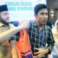 Wali Kota Padang Fadly Amran memasangkan rompi kepada salah satu peserta sosialisasi di Hotel Ocean Beach, Selasa (18/11/2025). (Foto: Prokopim Padang)