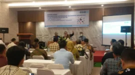 
Pj Sekdakab Pessel, Evafauza Yuliasman, SE MSi, Datuak Tigo Lareh saat menyampaikan sambutan. (Foto: Dok. Diskominfo)
