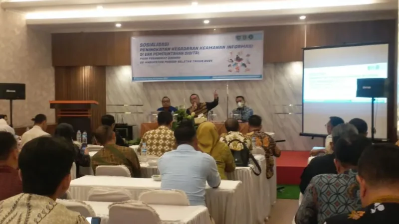 
Pj Sekdakab Pessel, Evafauza Yuliasman, SE MSi, Datuak Tigo Lareh saat menyampaikan sambutan. (Foto: Dok. Diskominfo)
