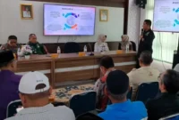 Kepala Bidang Penegak Peraturan Perundang-undangan Daerah Satpol PP Padang Rio Ebu Pratama menyosialisasikan Perda No. 01 Tahun 2025 tentang Trantibum di Kecamatan Padang Timur. (Foto: Humas Satpol PP Padang)