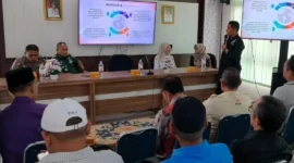 Kepala Bidang Penegak Peraturan Perundang-undangan Daerah Satpol PP Padang Rio Ebu Pratama menyosialisasikan Perda No. 01 Tahun 2025 tentang Trantibum di Kecamatan Padang Timur. (Foto: Humas Satpol PP Padang)