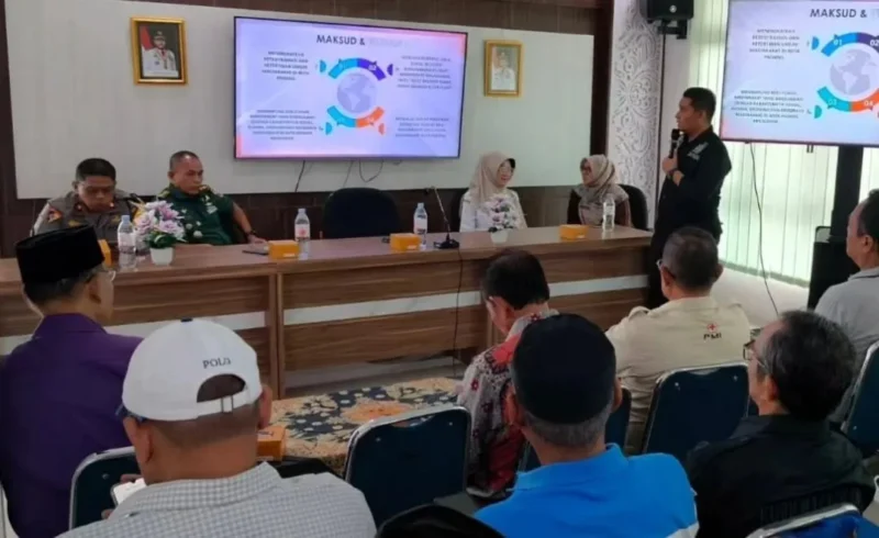Kepala Bidang Penegak Peraturan Perundang-undangan Daerah Satpol PP Padang Rio Ebu Pratama menyosialisasikan Perda No. 01 Tahun 2025 tentang Trantibum di Kecamatan Padang Timur. (Foto: Humas Satpol PP Padang)