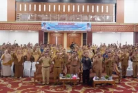 Bupati Pessel, Hendrajoni bersama Khalid Mustafa, pendiri KM Partner foto bersama dengan peserta sosialisasi. (Foto: Dok. Kominfo)