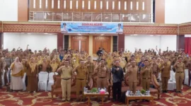 Bupati Pessel, Hendrajoni bersama Khalid Mustafa, pendiri KM Partner foto bersama dengan peserta sosialisasi. (Foto: Dok. Kominfo)