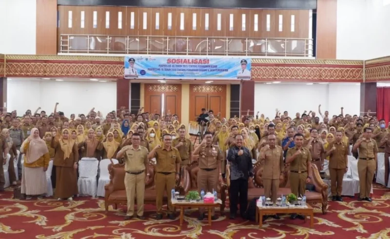 Bupati Pessel, Hendrajoni bersama Khalid Mustafa, pendiri KM Partner foto bersama dengan peserta sosialisasi. (Foto: Dok. Kominfo)