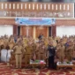 Bupati Pessel, Hendrajoni bersama Khalid Mustafa, pendiri KM Partner foto bersama dengan peserta sosialisasi. (Foto: Dok. Kominfo)