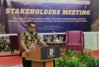 
Wakil Bupati Pessel, Risnaldi Ibrahim saat menyampaikan paparannya dalam pertemuan pemangku kepentingan (Stakeholders Meeting). (Foto: Dok. Prokopim)
